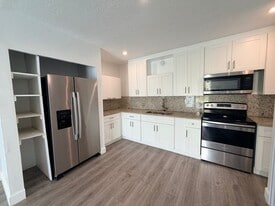 7031 NW 20th St in Sunrise, FL - Building Photo