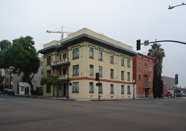 Mitchell Apartments in San Diego, CA - Building Photo - Building Photo