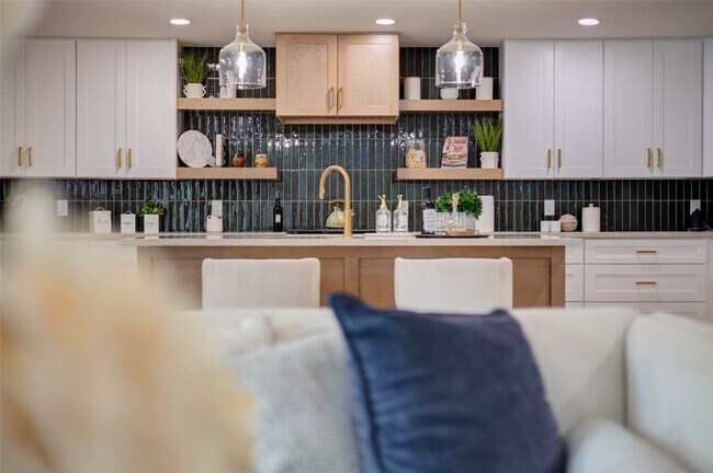 2731 Manila Ln
