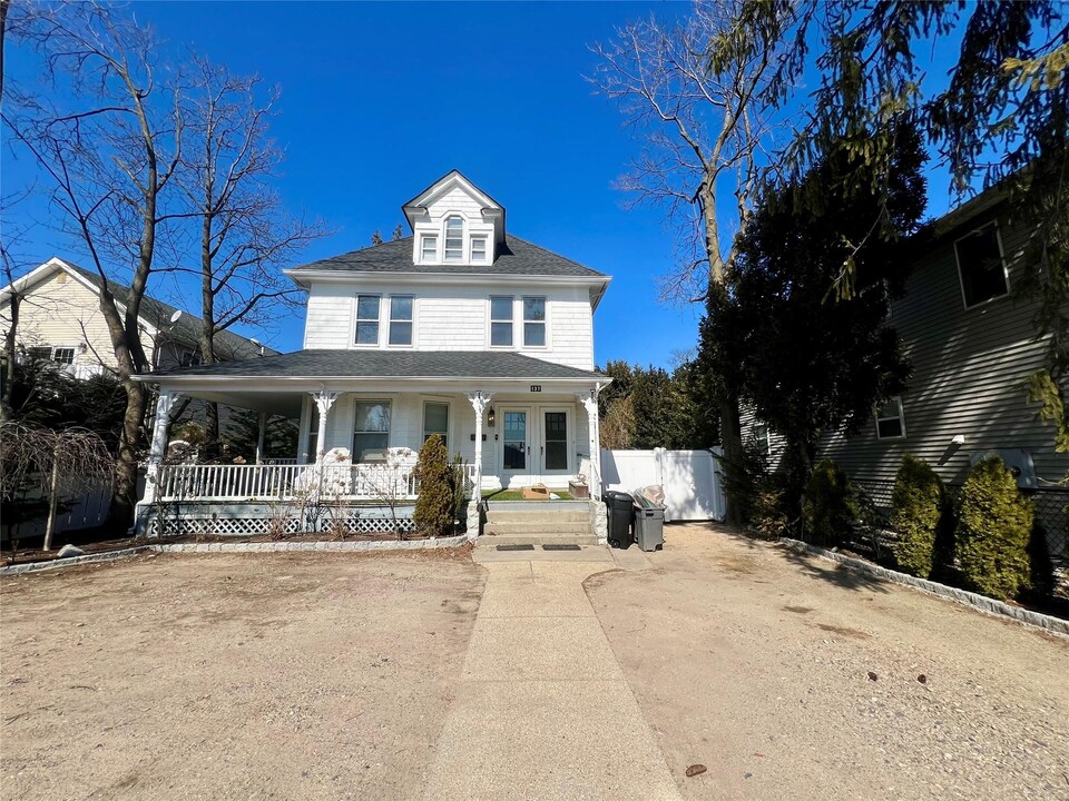 137 Maple Ave in Rockville Centre, NY - Building Photo