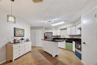 8122 Sandy Glen Ln in Houston, TX - Building Photo - Building Photo