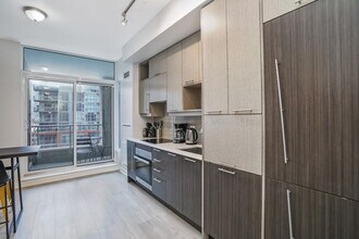 208 Adelaide St W in Toronto, ON - Building Photo - Building Photo