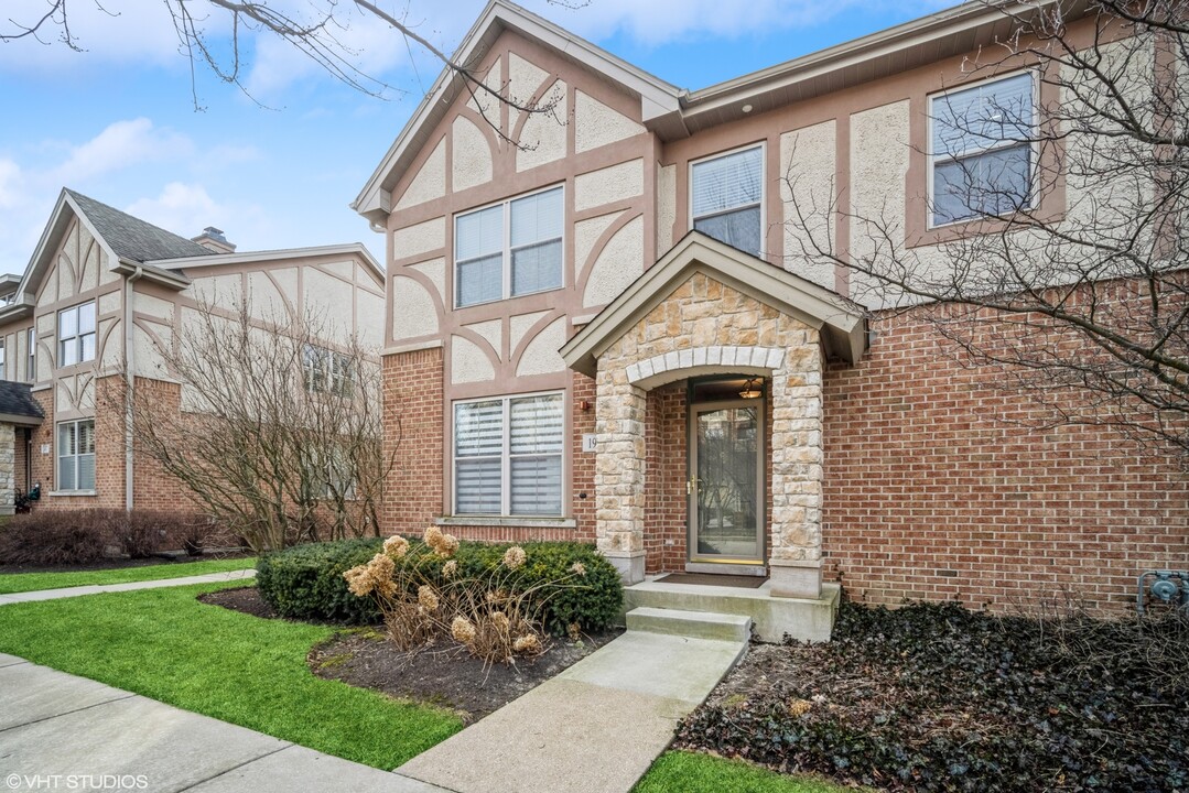 1951 Farnsworth Ln in Northbrook, IL - Building Photo