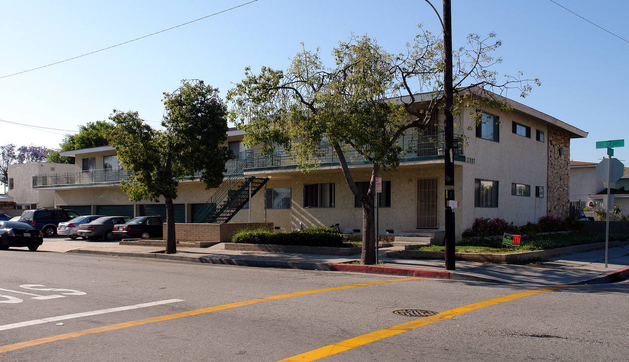 11902 Acacia Ave in Hawthorne, CA - Building Photo