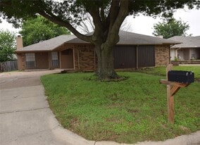 1233 Fairhaven Dr in Mansfield, TX - Building Photo