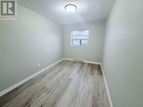 330 Gibb St in Oshawa, ON - Building Photo - Building Photo