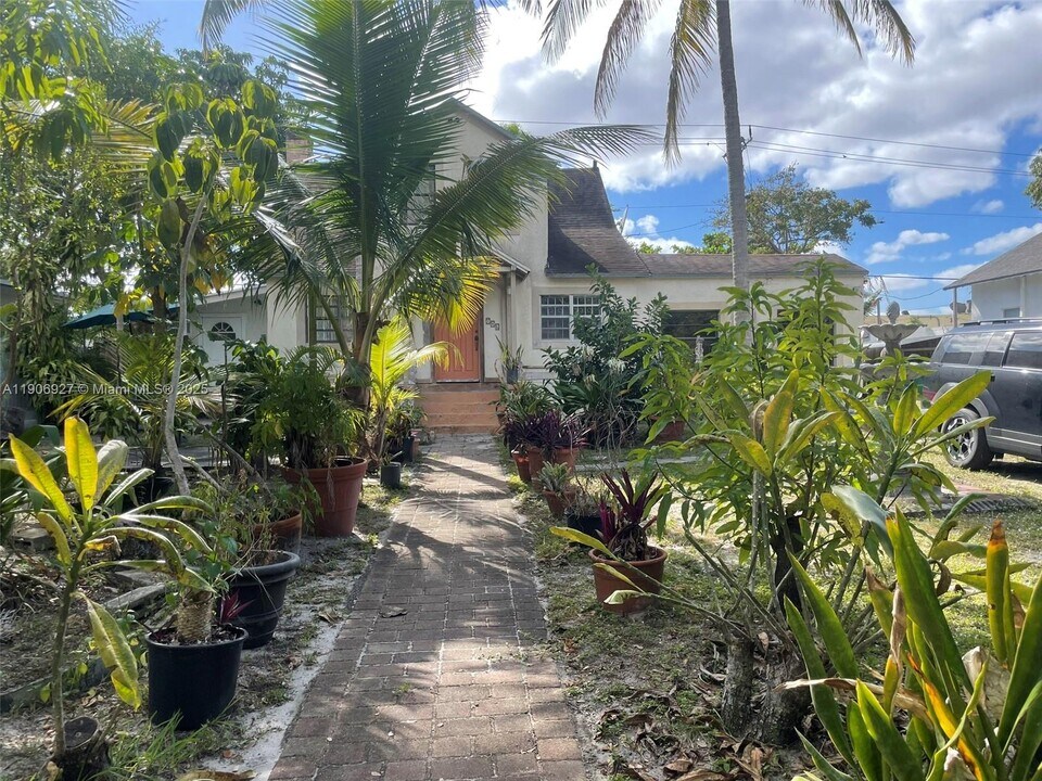746 NE 80th St in Miami, FL - Building Photo