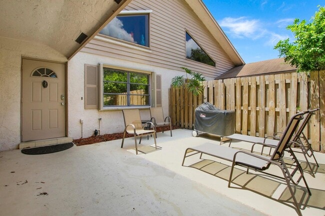 2046 Cove Ln in North Palm Beach, FL - Building Photo - Building Photo