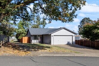 840 SW Oakdale Ave in Dallas, OR - Building Photo - Building Photo