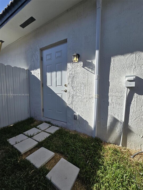 18112 SW 144th Ct-Unit -1 in Miami, FL - Building Photo