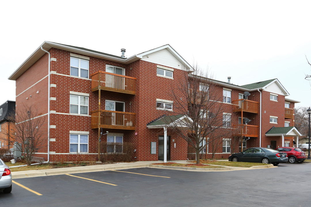 Fox Place Apartments in St. Charles, IL - Building Photo