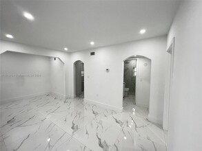 2103 SW 60th Ave in Miami, FL - Building Photo - Building Photo