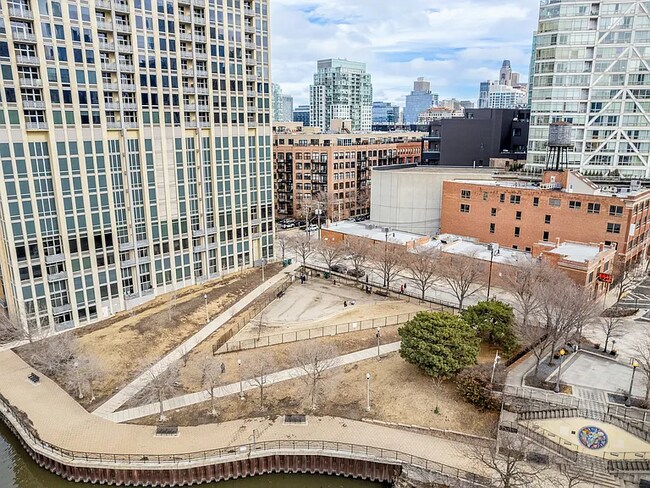 700 N Larrabee St, Unit 1504 in Chicago, IL - Building Photo - Building Photo