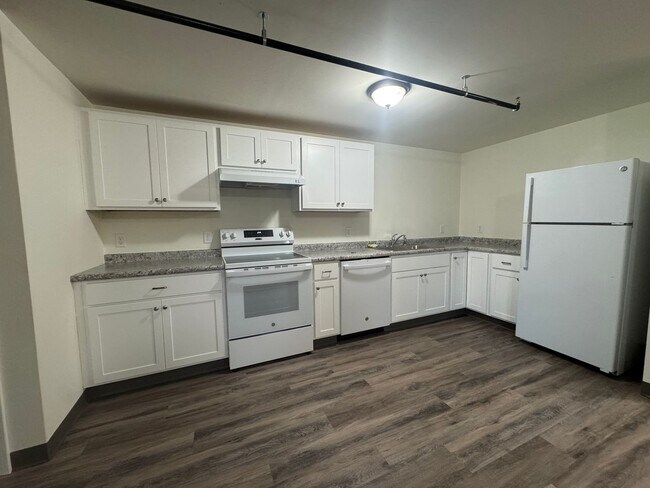 191 E Housatonic St in Dalton, MA - Building Photo - Building Photo