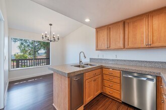 86 Cottonwood Cir in Rolling Hills Estates, CA - Building Photo - Building Photo