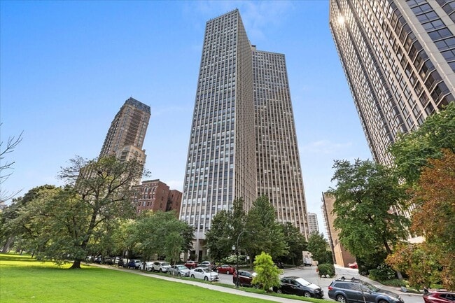 property at 2626 N Lakeview Ave