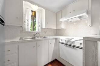 101 Blue Ridge Trail in West Lake Hills, TX - Building Photo - Building Photo
