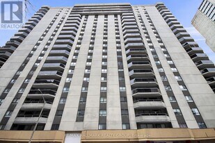 470 Laurier Ave W in Ottawa, ON - Building Photo