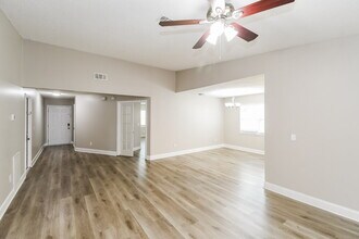 8070 Marseilles Dr in Jacksonville, FL - Foto de edificio - Building Photo