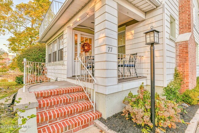 77 Asbury Ave in Ocean Grove, NJ - Foto de edificio - Building Photo