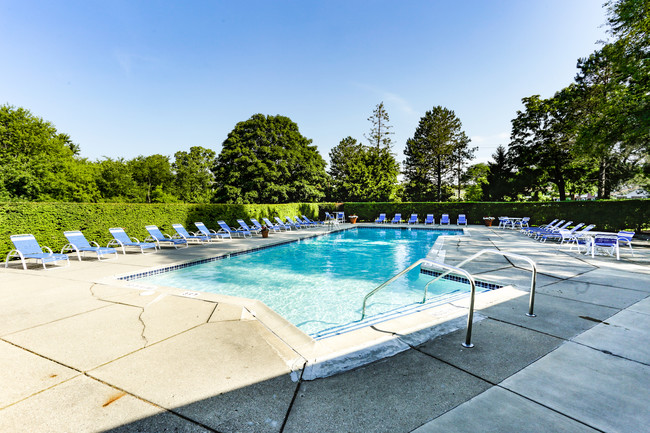 Creekside of Farmington Hills Apartments in Farmington Hills, MI - Building Photo - Building Photo