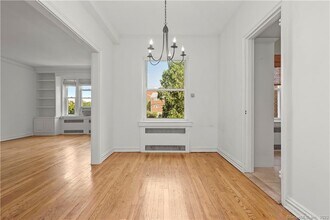 70 Strawberry Hill Ave in Stamford, CT - Foto de edificio - Building Photo