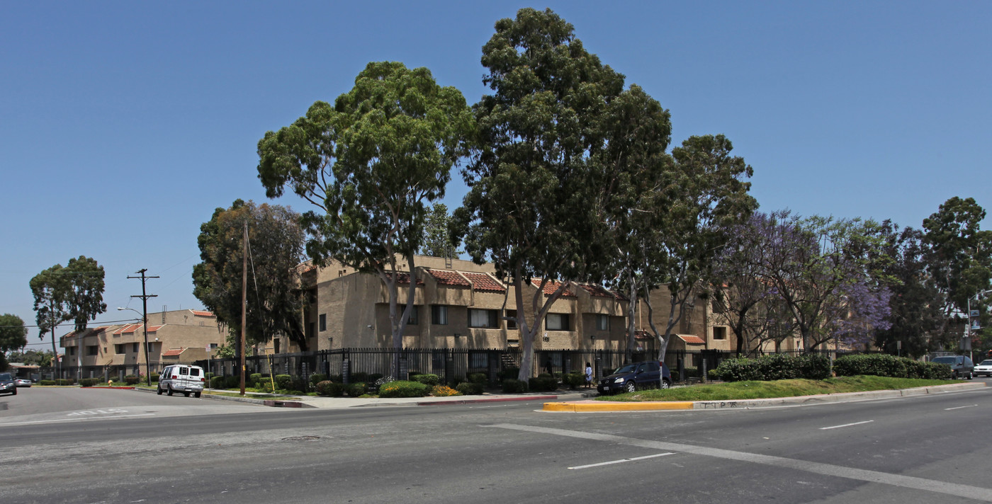 Douglas Park Apartments in Compton, CA - Building Photo