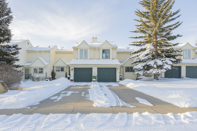 781 Sandringham Pl NW in Calgary, AB - Building Photo - Building Photo