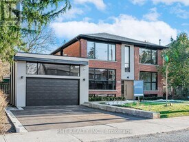 157 Roslin Ave in Toronto, ON - Building Photo