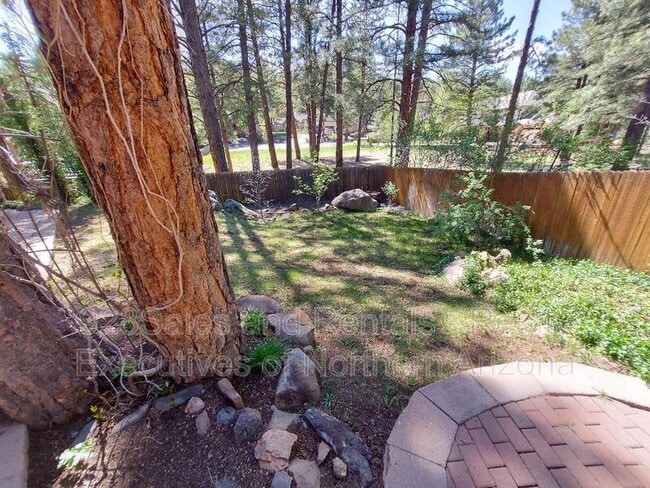 1080 W Lava Ln in Flagstaff, AZ - Foto de edificio - Building Photo