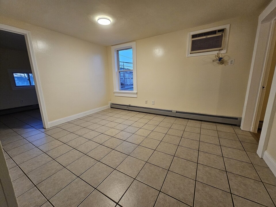 1138 N Shore Rd, Unit #2 in Revere, MA - Foto de edificio