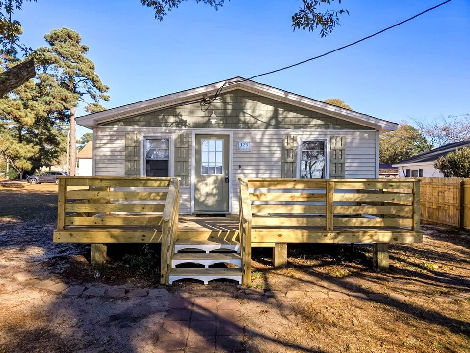 125 N River Dr in Jarvisburg, NC - Building Photo