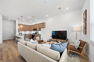 1586 W Tidwell Rd in Houston, TX - Building Photo