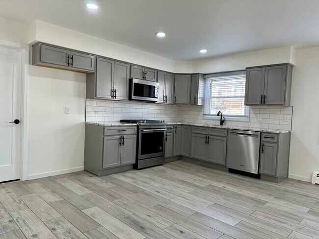 303 Amity St, Unit amity 1 in Elizabeth, NJ - Building Photo - Building Photo