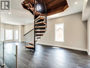 2 Victoria Ave N in Hamilton, ON - Building Photo - Building Photo