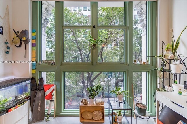 111 E Flagler St, Unit 303 in Miami, FL - Foto de edificio - Building Photo