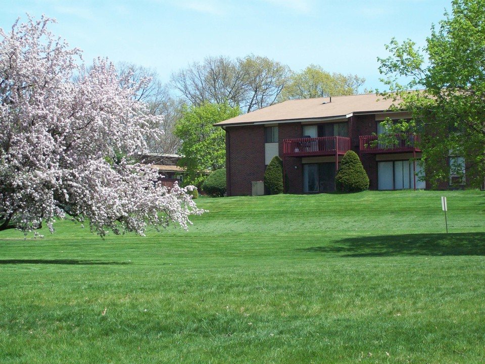 The Oaks Apartments in Manchester, CT - Foto de edificio