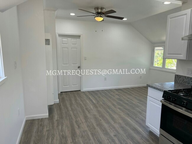 1025 S Victoria Ave in Corona, CA - Building Photo - Building Photo