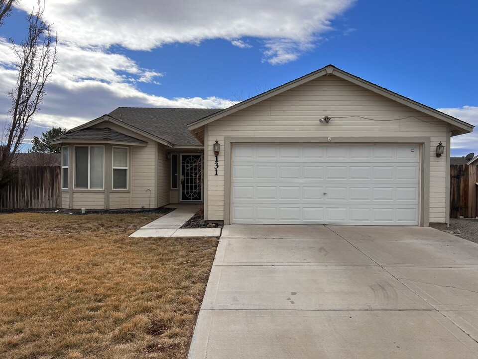 131 Prairie Ln in Fernley, NV - Building Photo