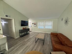 817 Loganwood Ave in Richardson, TX - Foto de edificio - Building Photo