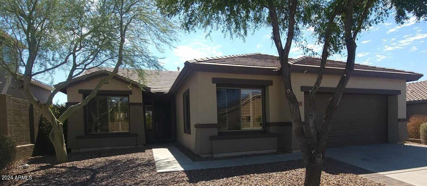 2743 W Eastman Dr in New River, AZ - Building Photo