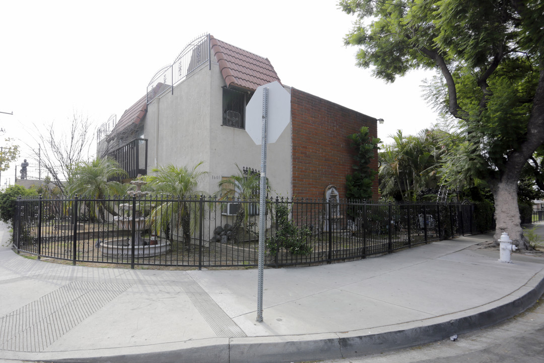 Evergreen Apartments in Santa Ana, CA - Building Photo