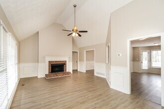 300 Sterling Dr in Powder Springs, GA - Foto de edificio - Building Photo