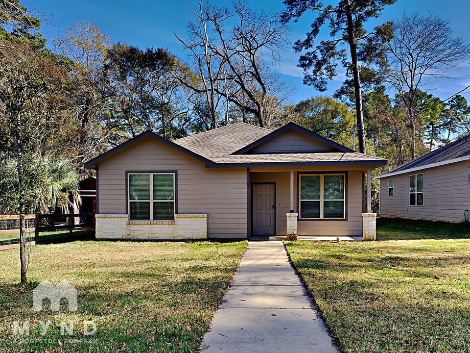 1021 Columbia River Rd in Montgomery, TX - Building Photo