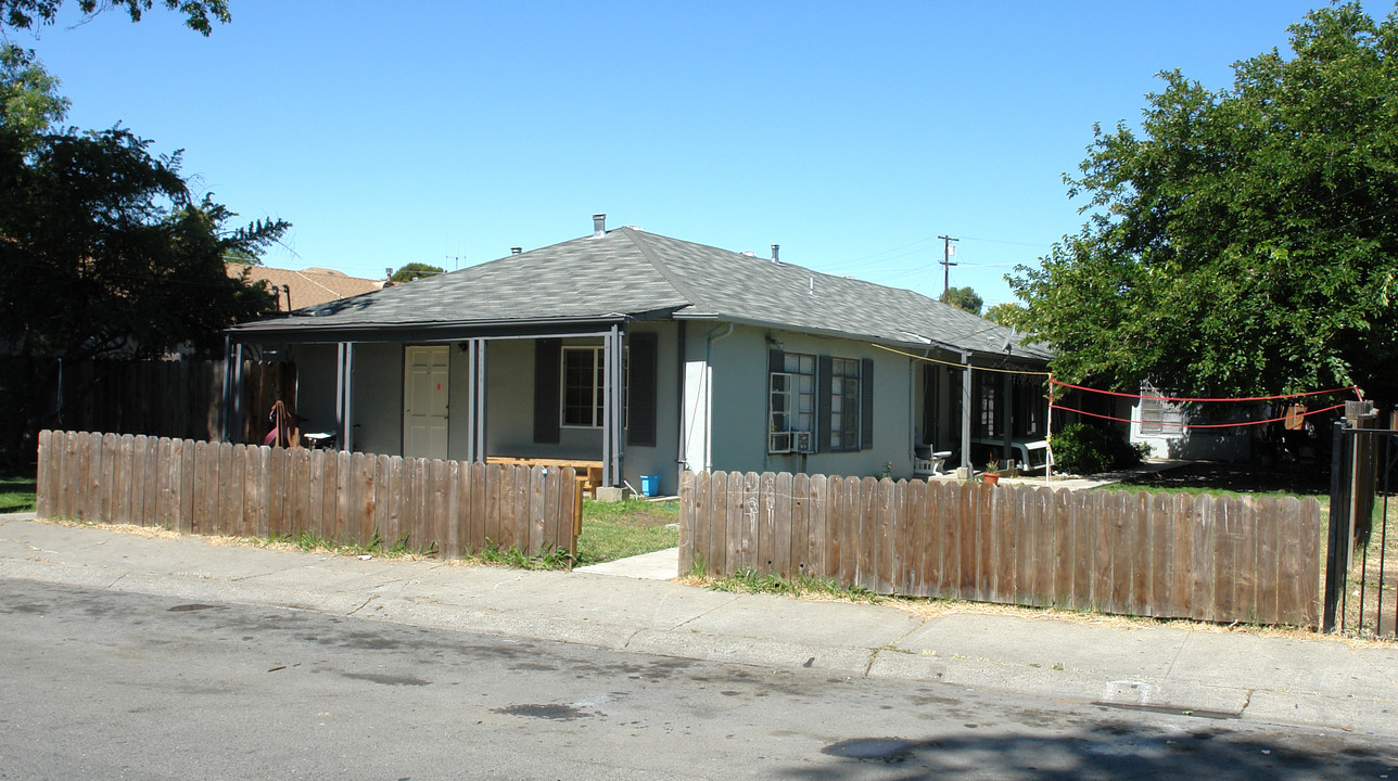 119 Madoline St in Pittsburg, CA - Building Photo