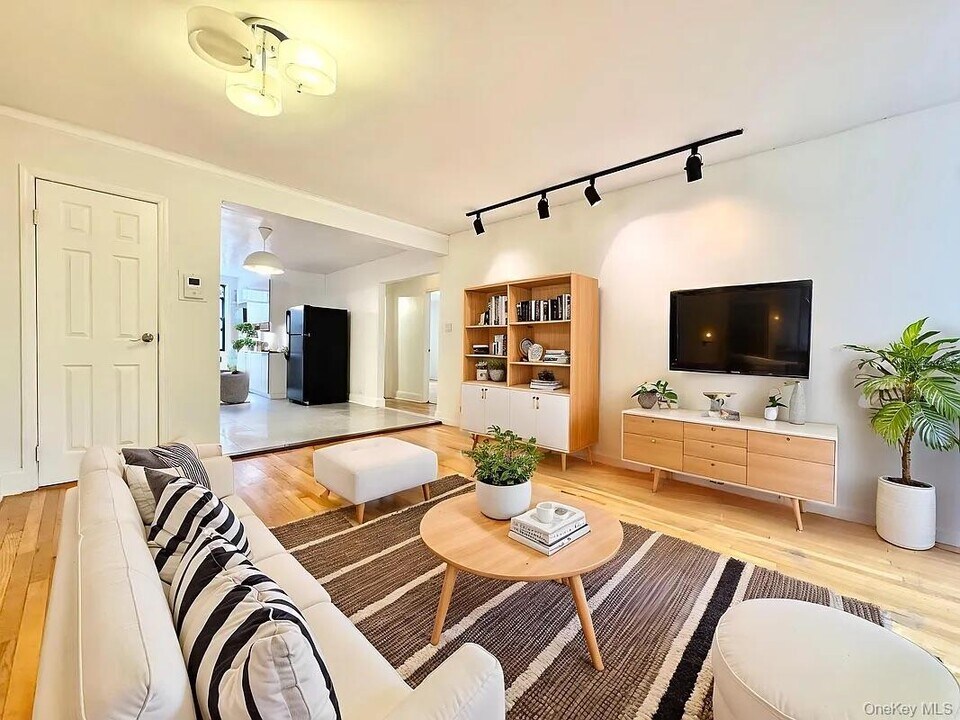 102-17 64th Rd in Queens, NY - Foto de edificio