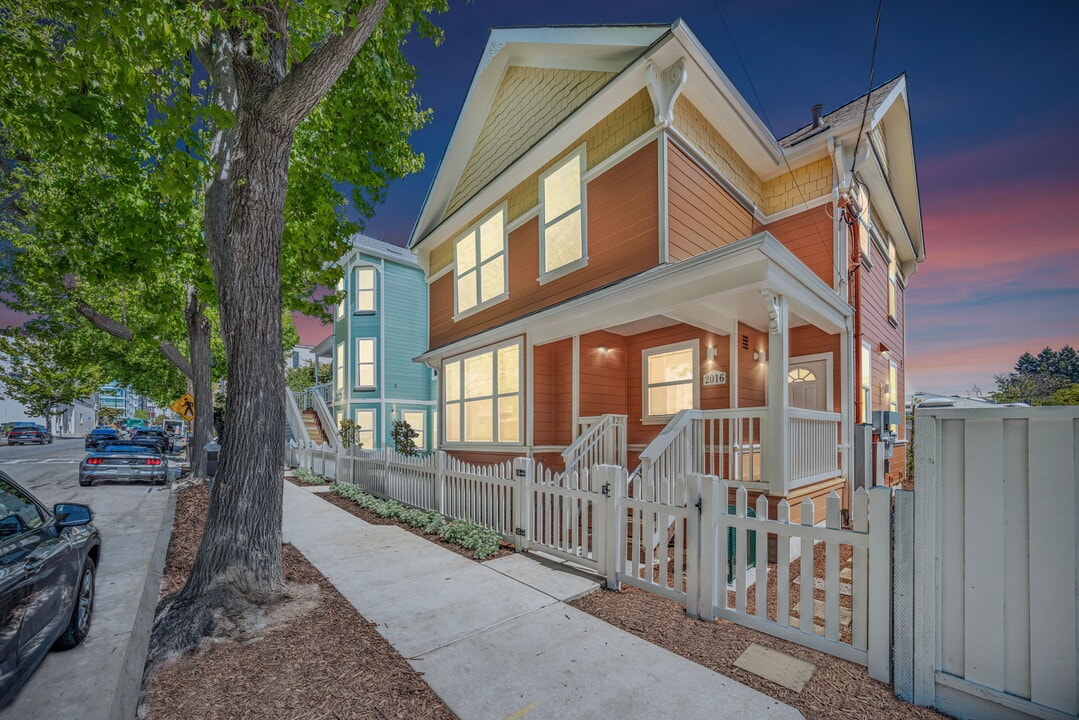 2016 Dwight Way, Unit B in Berkeley, CA - Building Photo