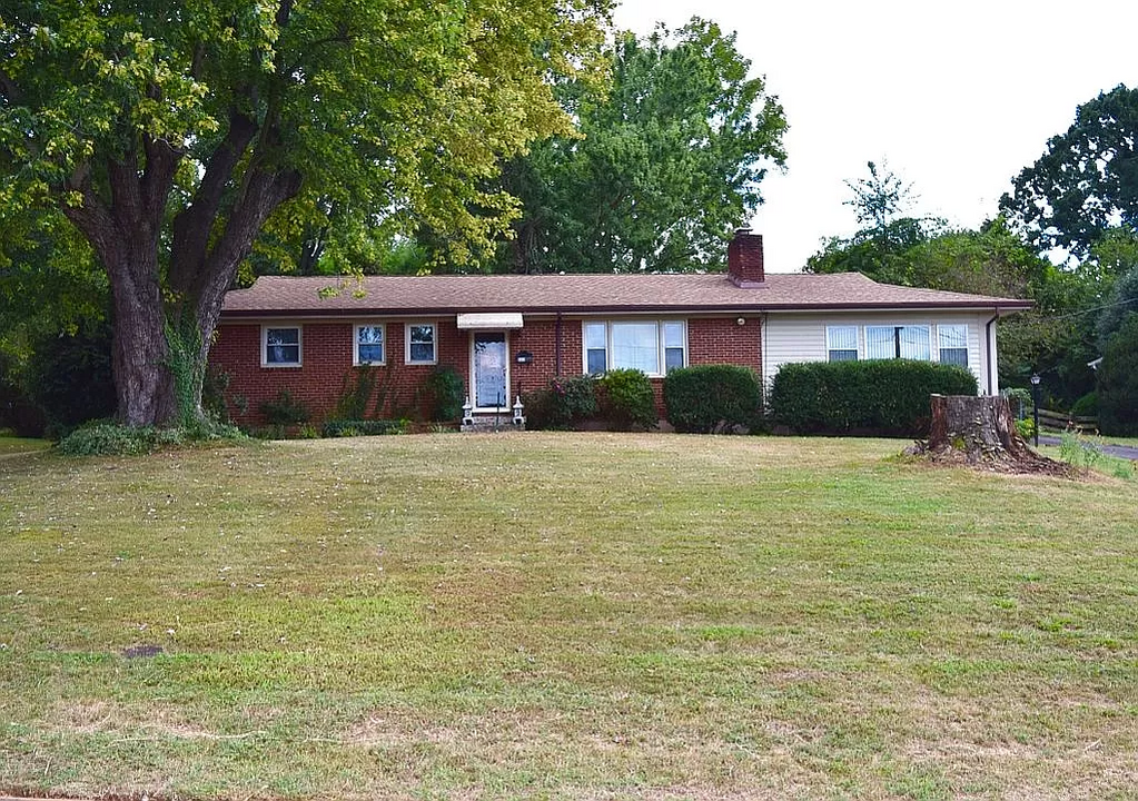 5812 Navajo Cir in Lynchburg, VA - Foto de edificio