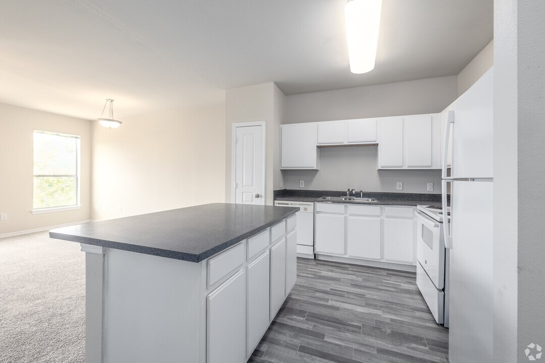 Refugio Place in San Antonio, TX - Building Photo