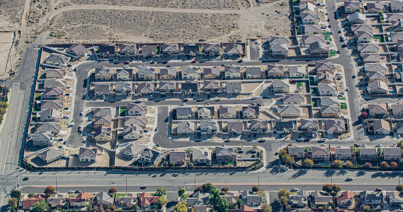 Pacific Creekside Encore in Palmdale, CA - Building Photo